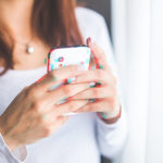 Frau mit Handy in der Hand